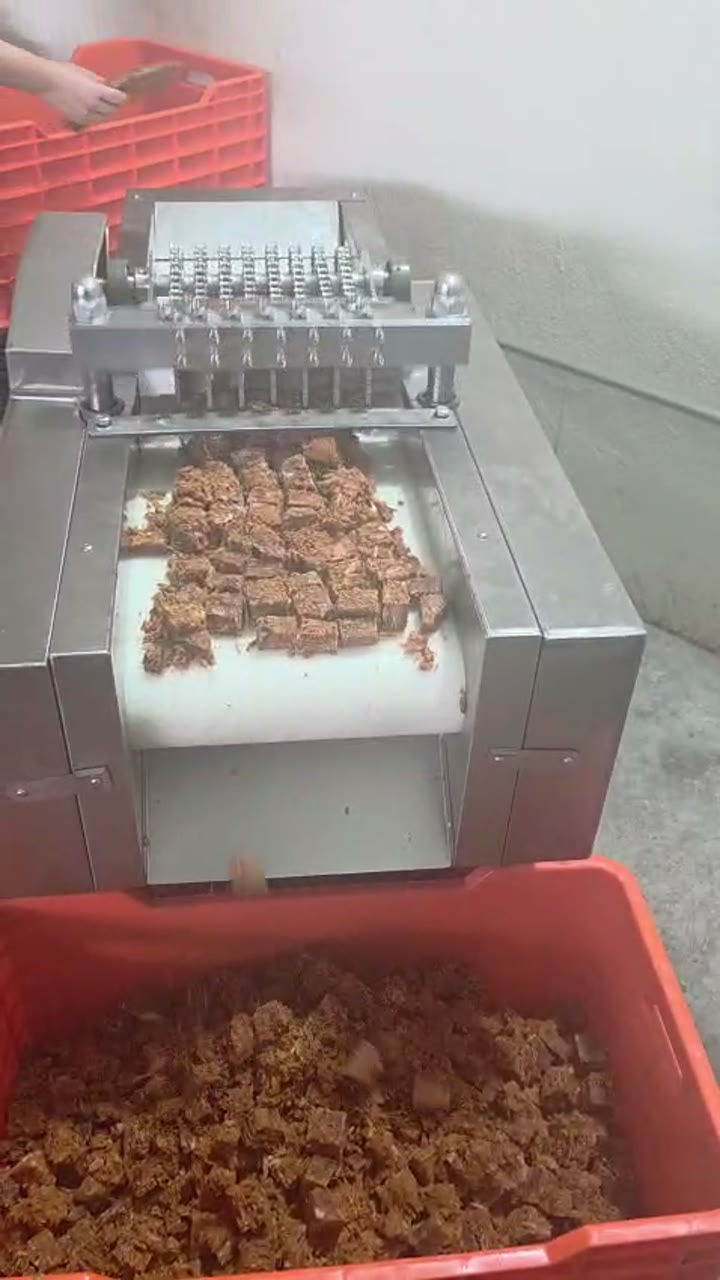 Cortadora procesando carne en cubos